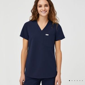 Figs Navy Caterina One Pocket top